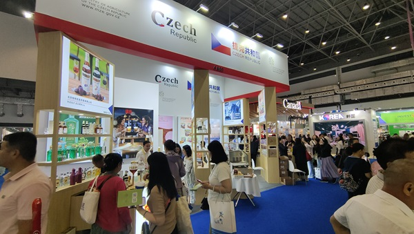 觀展者在各國展臺采購、咨詢。人民網(wǎng)記者 李彤?dāng)z