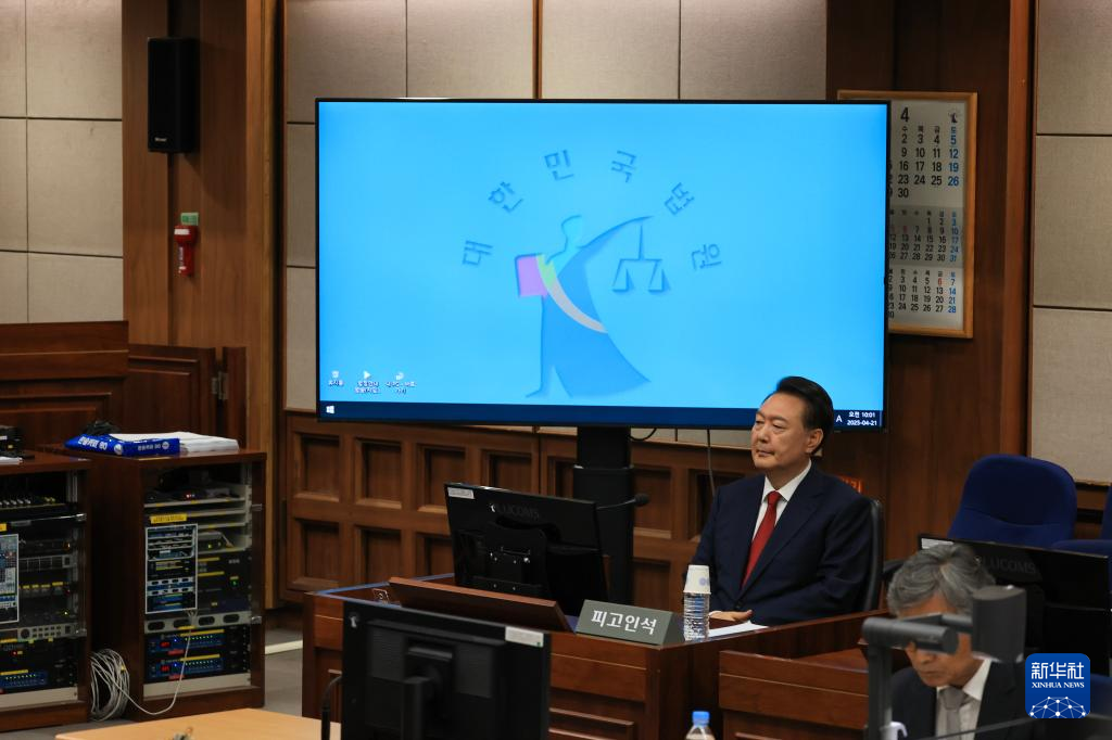 4月21日，尹錫悅在韓國(guó)首爾中央地方法院出席庭審。新華社/紐西斯通訊社