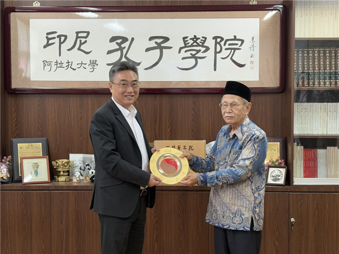 雙方交換禮物?；顒又鬓k方供圖