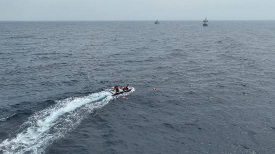 4月23日，中越海警開展海上聯(lián)合搜救演練，模擬營救落水人員。（中國海警供圖）