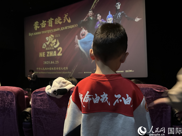 圖為首映式現(xiàn)場(chǎng)，一位小朋友身穿帶有《哪吒2》電影元素的衣服。人民網(wǎng)記者 張朋輝攝