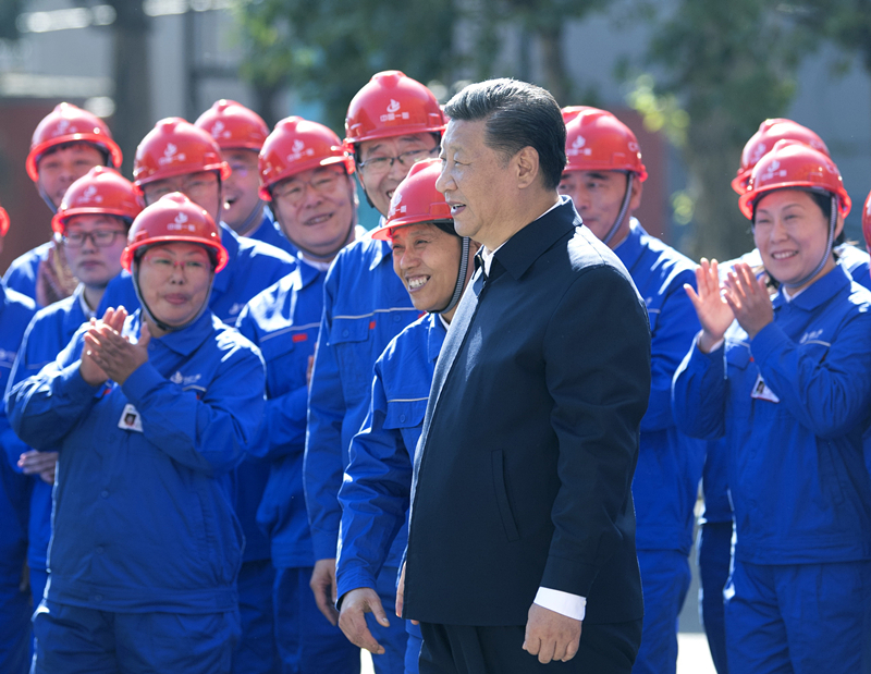 2018年9月26日，在中國一重集團，習近平總書記走到工人中間，同大家親切交流。