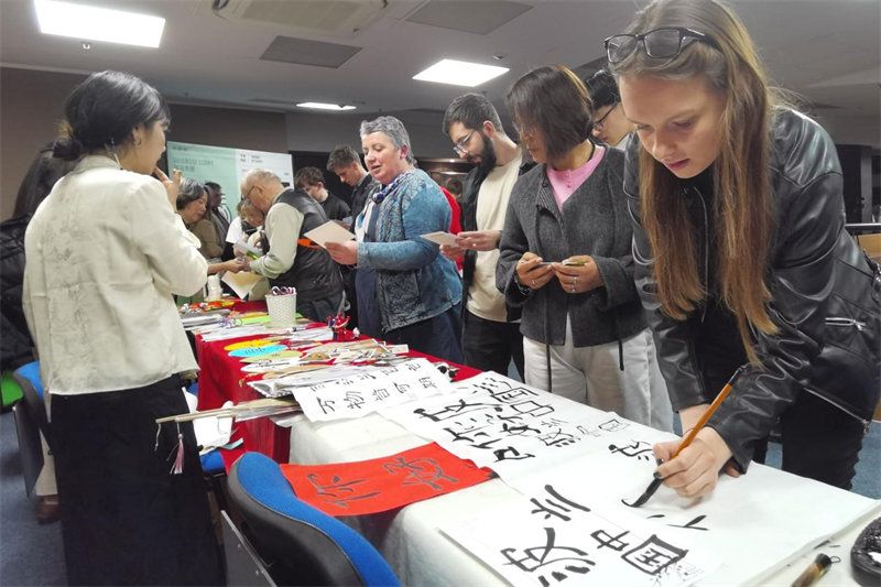 現(xiàn)場(chǎng)來賓體驗(yàn)中國(guó)傳統(tǒng)文化。中國(guó)駐波蘭大使館供圖。