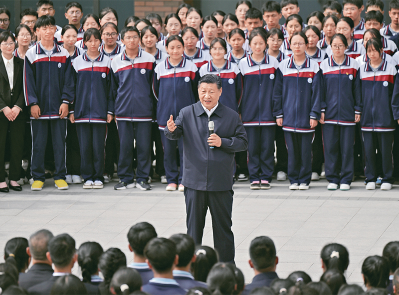 2024年6月18日至19日，中共中央總書記、國家主席、中央軍委主席習(xí)近平在青?？疾?。這是18日下午，習(xí)近平在果洛西寧民族中學(xué)考察時，同師生們親切交流。 新華社記者 岳月偉/攝