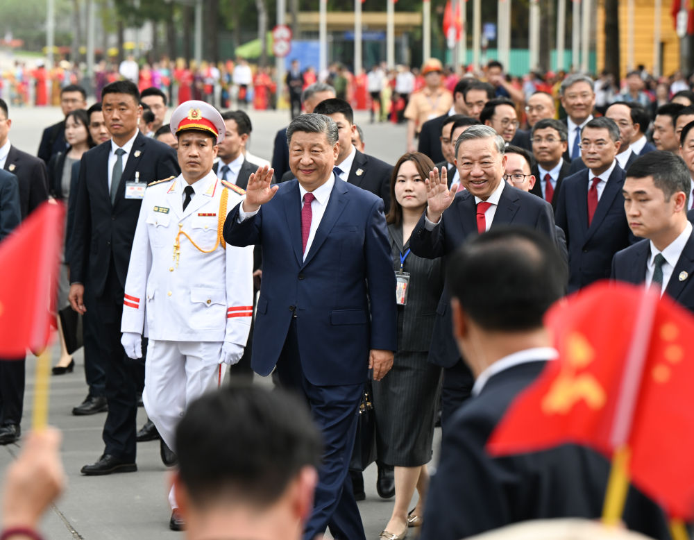 4月14日，中共中央總書記、國(guó)家主席習(xí)近平抵達(dá)河內(nèi)對(duì)越南進(jìn)行國(guó)事訪問。當(dāng)日下午，越共中央總書記蘇林為習(xí)近平舉行隆重歡迎儀式。這是歡迎儀式后，習(xí)近平和蘇林一同步行前往越共中央駐地舉行會(huì)談時(shí)，向歡迎人群揮手致意。新華社記者 張領(lǐng) 攝