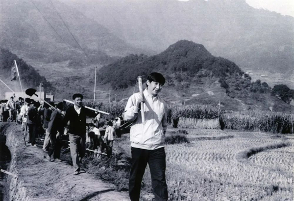 這是1989年，時任福建省寧德地委書記的習(xí)近平帶領(lǐng)地直機(jī)關(guān)千余名干部到寧德縣南漈水利工地參加清溝排障修整水渠勞動。新華社發(fā)