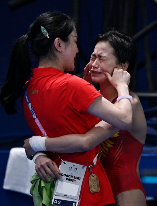 2024年8月6日，中國選手全紅嬋（右）與教練陳若琳在巴黎奧運(yùn)會女子10米臺決賽后慶祝。新華社記者 王鵬 攝