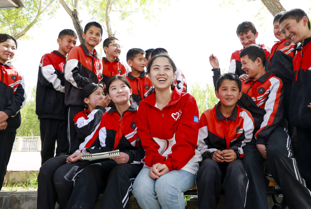 4月23日，在新疆克州阿圖什市哈拉峻鄉(xiāng)謝依特小學(xué)，支教教師高淑賢和學(xué)生們?cè)谝黄稹? width=