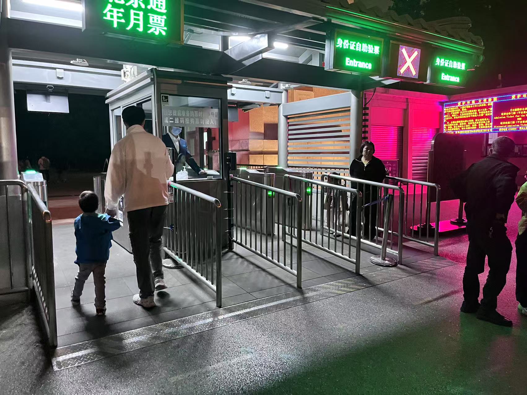 北京天壇公園延長開放時間，游客進(jìn)入游覽。人民網(wǎng)記者 李楠樺攝