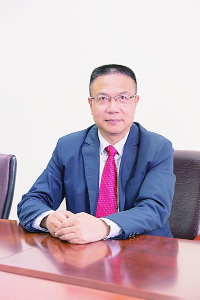 徐飛 教授、博士生導(dǎo)師。歷任上海交通大學(xué)副校長、西南交通大學(xué)校長、上海財(cái)經(jīng)大學(xué)常務(wù)副校長，現(xiàn)任福耀科技大學(xué)常務(wù)副校長。國務(wù)院政府特殊津貼專家。先后兼任中國鐵道學(xué)會副理事長，中國管理學(xué)會組織與戰(zhàn)略專業(yè)委員會副主任，教育部高等學(xué)校創(chuàng)新創(chuàng)業(yè)教育指導(dǎo)委員會副主任，中國高等教育學(xué)會創(chuàng)新創(chuàng)業(yè)教育分會理事長，中國高質(zhì)量MBA教育認(rèn)證（CAMEA）工作委員會副主任，中國職業(yè)技術(shù)教育學(xué)會副會長等。主要研究領(lǐng)域?yàn)閼?zhàn)略管理、競爭戰(zhàn)略與博弈論、創(chuàng)新創(chuàng)業(yè)、跨文化戰(zhàn)略領(lǐng)導(dǎo)力等。出版著作20余部。