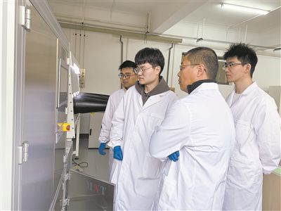 圖為安工大材料科學與工程學院碩士研究生余威（右一）在實驗室開展研究。安工大供圖