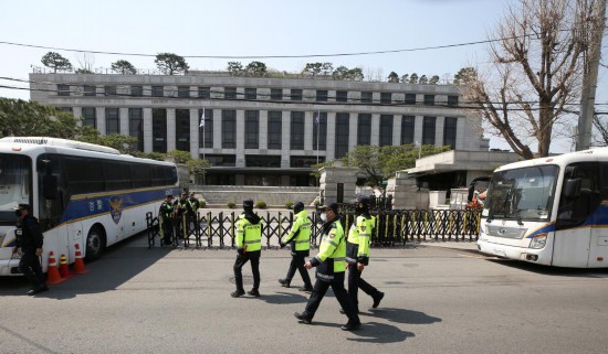 4月3日，在韓國(guó)首爾，警察在韓國(guó)憲法法院前執(zhí)勤。新華社記者姚琪琳攝