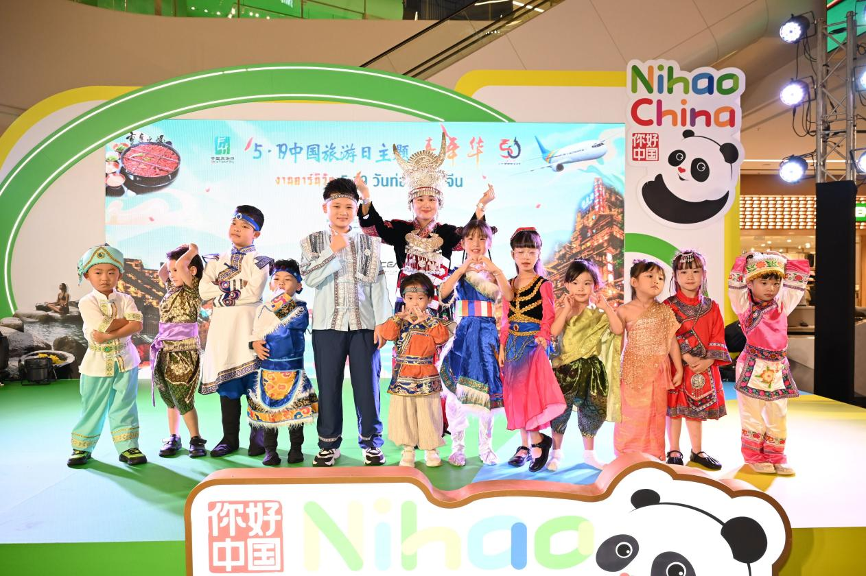 開幕式上，中泰小朋友服飾秀表演。主辦方供圖
