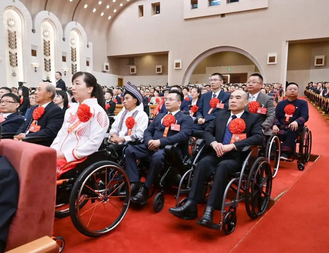 2025年5月16日，第七次全國自強(qiáng)模范暨助殘先進(jìn)表彰大會(huì)在北京召開。大會(huì)表彰了200名“全國自強(qiáng)模范”、200個(gè)“全國殘疾人工作先進(jìn)集體”和60名“全國殘疾人工作先進(jìn)個(gè)人”。