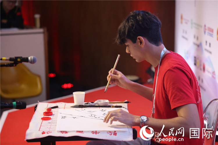 2025年“漢語(yǔ)橋”巴西賽區(qū)決賽的“才藝展示”環(huán)節(jié)，一名參賽者正在繪畫。人民網(wǎng)記者 時(shí)元皓攝