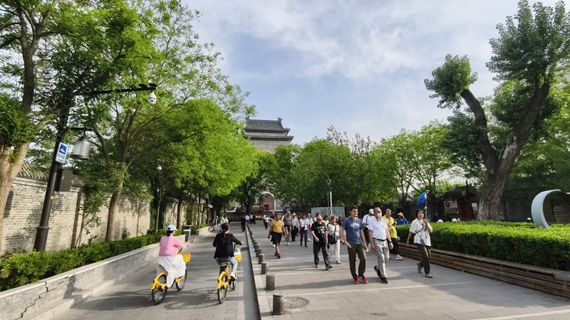 外國游客游覽北京鼓樓。人民網(wǎng)記者 李楠樺攝