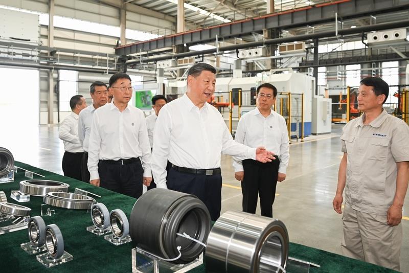 2025年5月19日，習(xí)近平總書記在河南洛陽軸承集團(tuán)股份有限公司智能工廠考察。