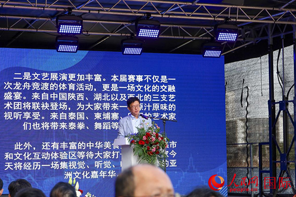 中國(guó)駐法蘭克?？傤I(lǐng)事黃昳揚(yáng)在致辭中對(duì)龍舟賽表示熱烈祝賀。人民網(wǎng) 依琳攝