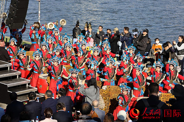龍舟賽開幕式上，《楊家將戰(zhàn)鼓》演奏引爆全場(chǎng)。人民網(wǎng) 依琳攝