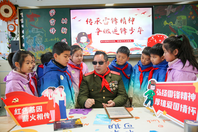2025年3月3日，江蘇南通如皋市安定小學(xué)里，傷殘軍人許波銀在思政小課堂上向?qū)W生講述雷鋒故事。