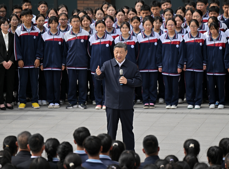 2024年6月18日，習(xí)近平總書記在青海果洛西寧民族中學(xué)考察時(shí)，同師生們親切交流。
