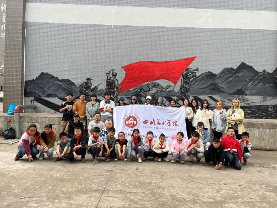 “行動(dòng)中的課堂：探尋茶馬古道紅色印記”工作坊與當(dāng)?shù)匦W(xué)生共同創(chuàng)作主題壁畫。