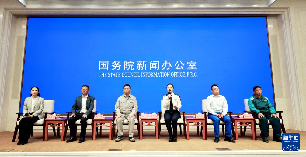5月29日，國務(wù)院新聞辦公室在北京舉行“新征程上的奮斗者”中外記者見面會，交通運輸領(lǐng)域代表圍繞“加快建設(shè)交通強國 勇當(dāng)開路先鋒”與中外記者見面交流。新華社記者 潘旭 攝