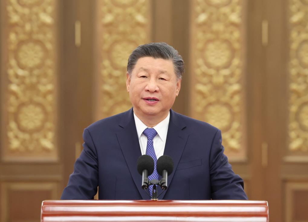 2024年9月23日，習(xí)近平總書記在人民大會堂接見探月工程嫦娥六號任務(wù)參研參試人員代表并參觀月球樣品和探月工程成果展覽。這是習(xí)近平總書記發(fā)表重要講話。新華社記者 鞠鵬 攝