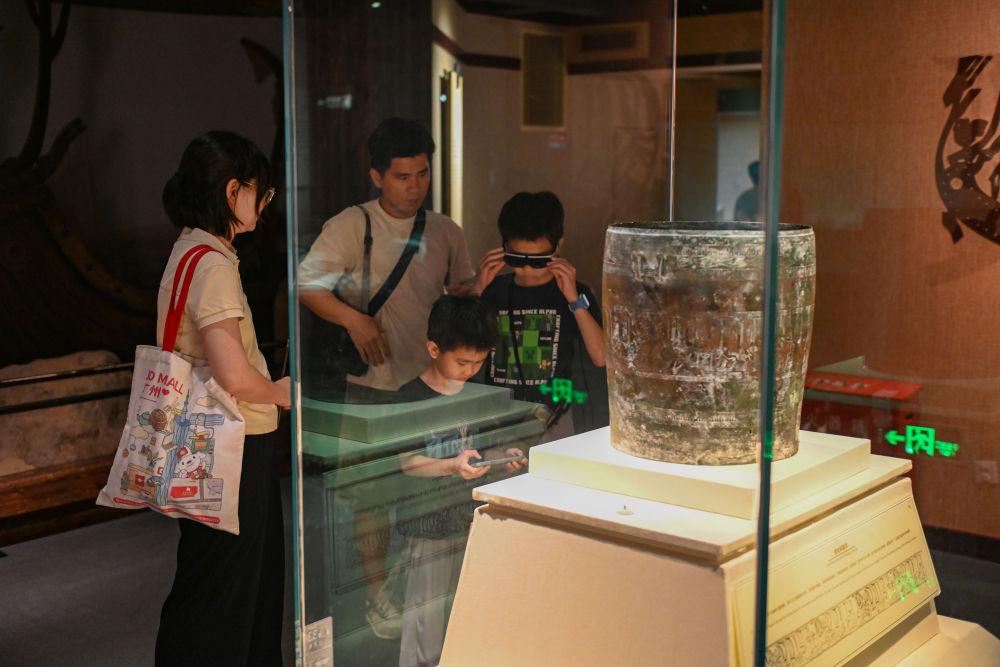 △2025年5月18日，游客在廣東廣州南越王博物院（王墓展區(qū)）體驗(yàn)AR眼鏡智慧導(dǎo)覽服務(wù)。