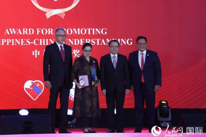 菲律賓前參議員許爾琦榮獲“終身成就獎”。人民網(wǎng)記者 樊帆攝