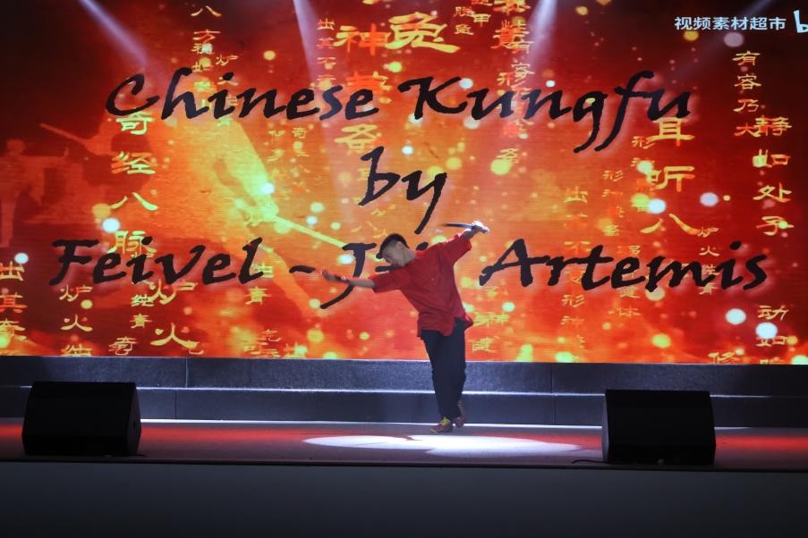 恩星學(xué)校中學(xué)部學(xué)生表演武術(shù)。哈山努丁大學(xué)孔子學(xué)院供圖
